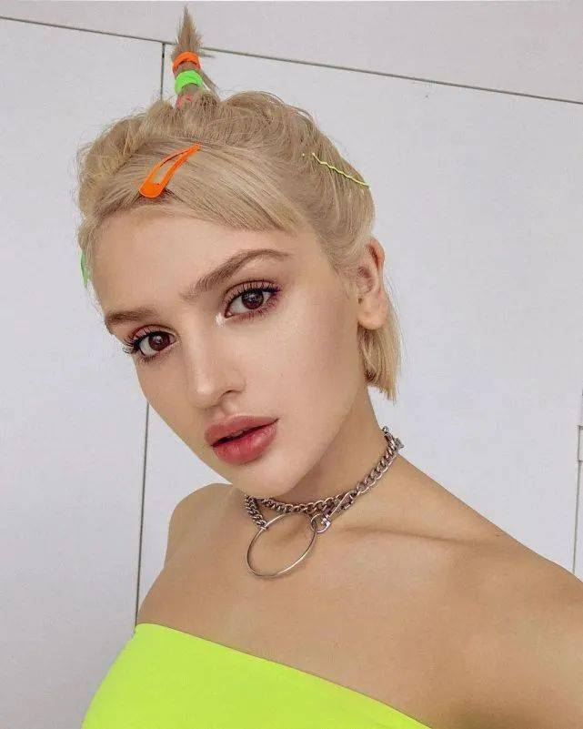 脸部线条棱角分明,长目高鼻丰唇的大五官,属于艳丽美人那一挂.