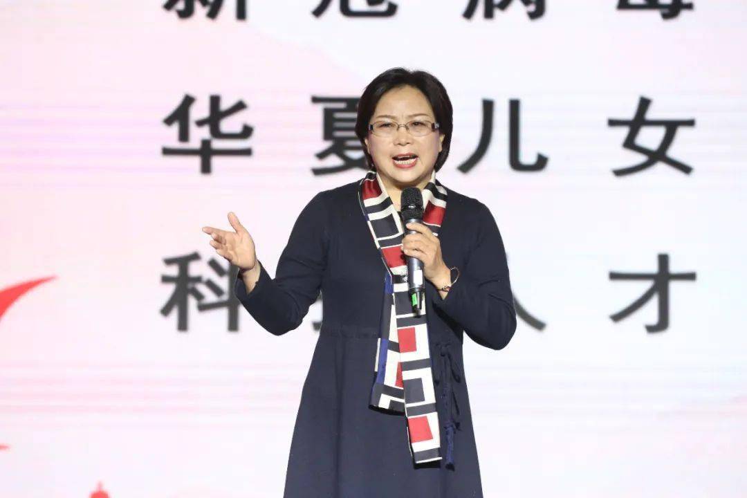 石家庄选手李玉梅《"鼠"你有才快乐学习》讲述疫情期间老师们克服困难