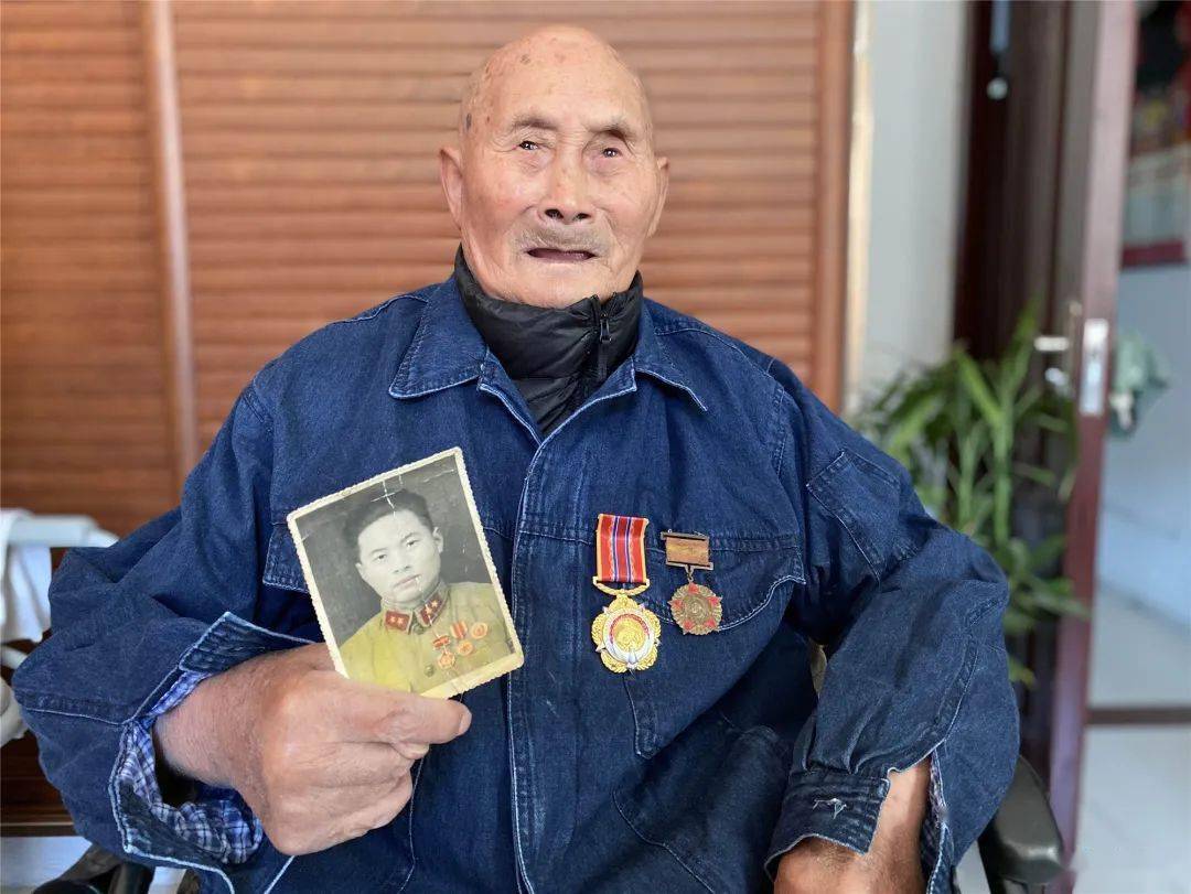 致敬抗美援朝老兵他们佩戴纪念章的样子真帅