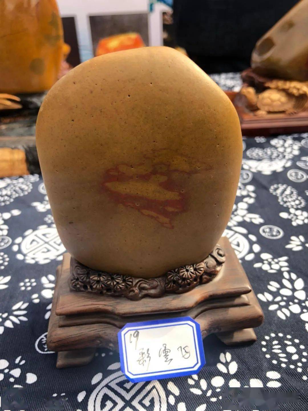 黄蜡石一场别开生面的斗石比赛