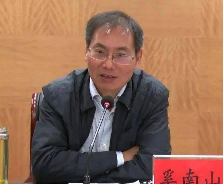 会上,唐曾胜传达了全国及安徽省扫黑除恶专项斗争第