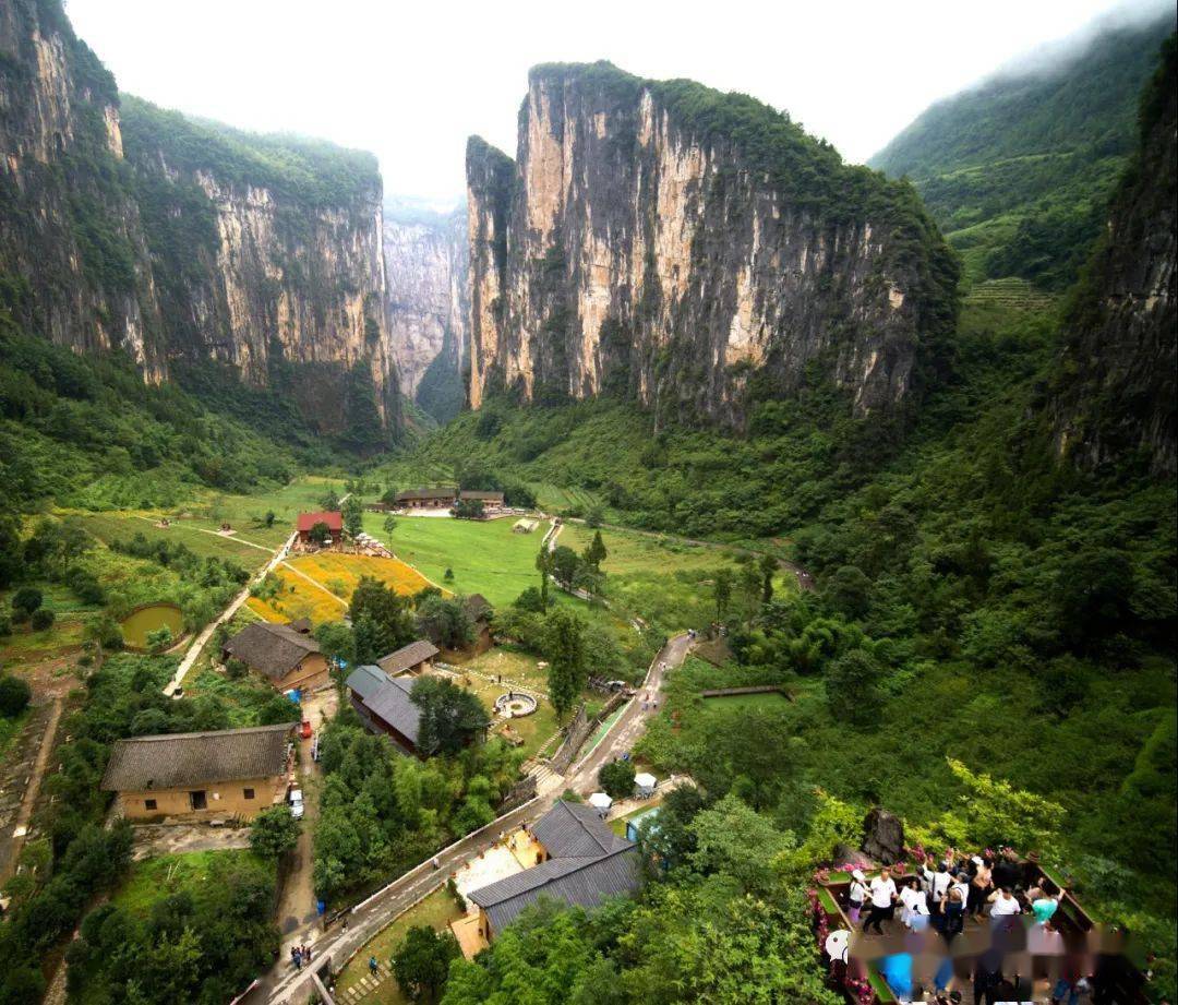 三峡原乡景区位于奉节县兴隆镇回龙村椅子淌腹地,距奉节县城40公里.