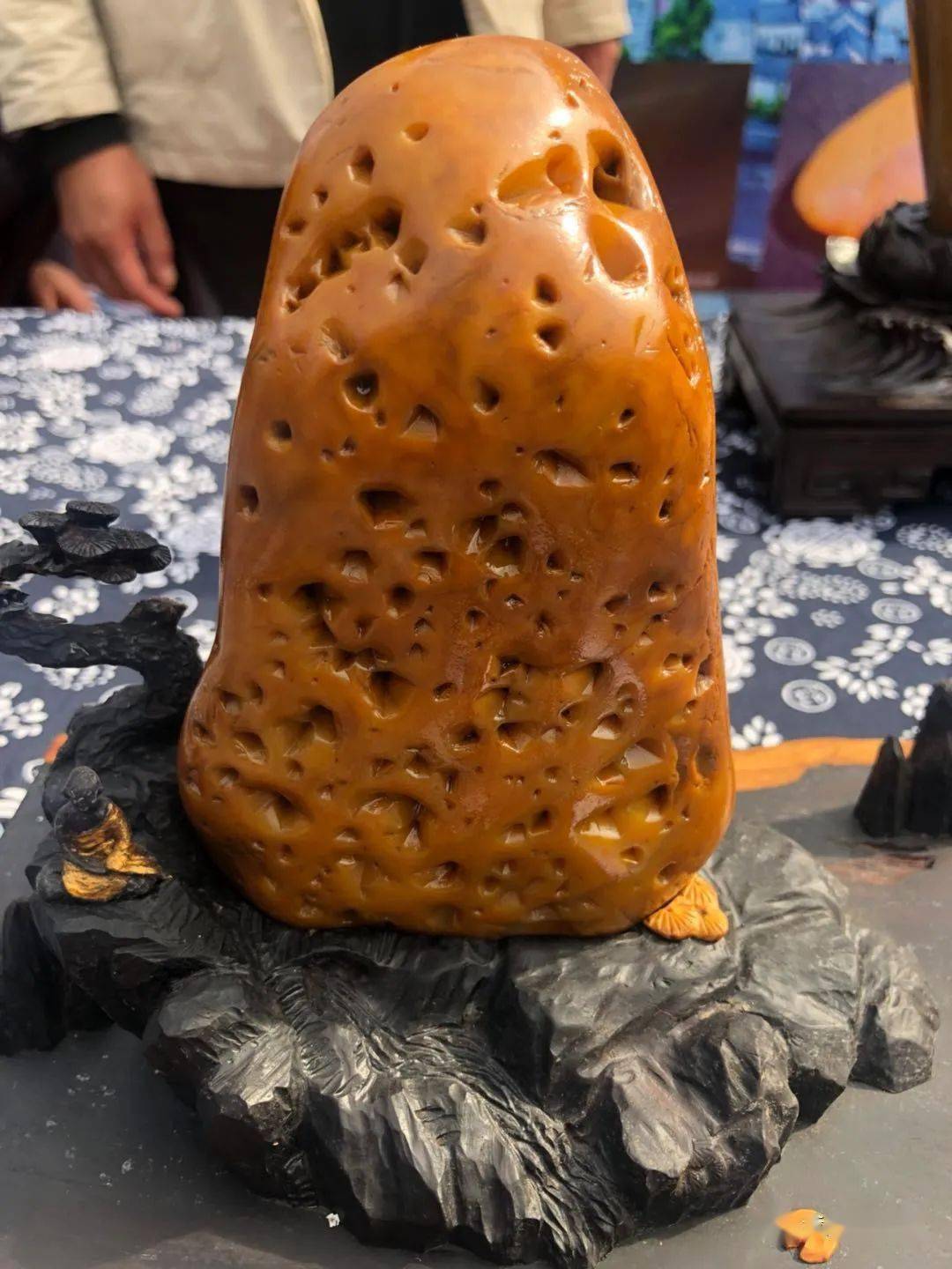 石界动态黄蜡石一场别开生面的斗石比赛