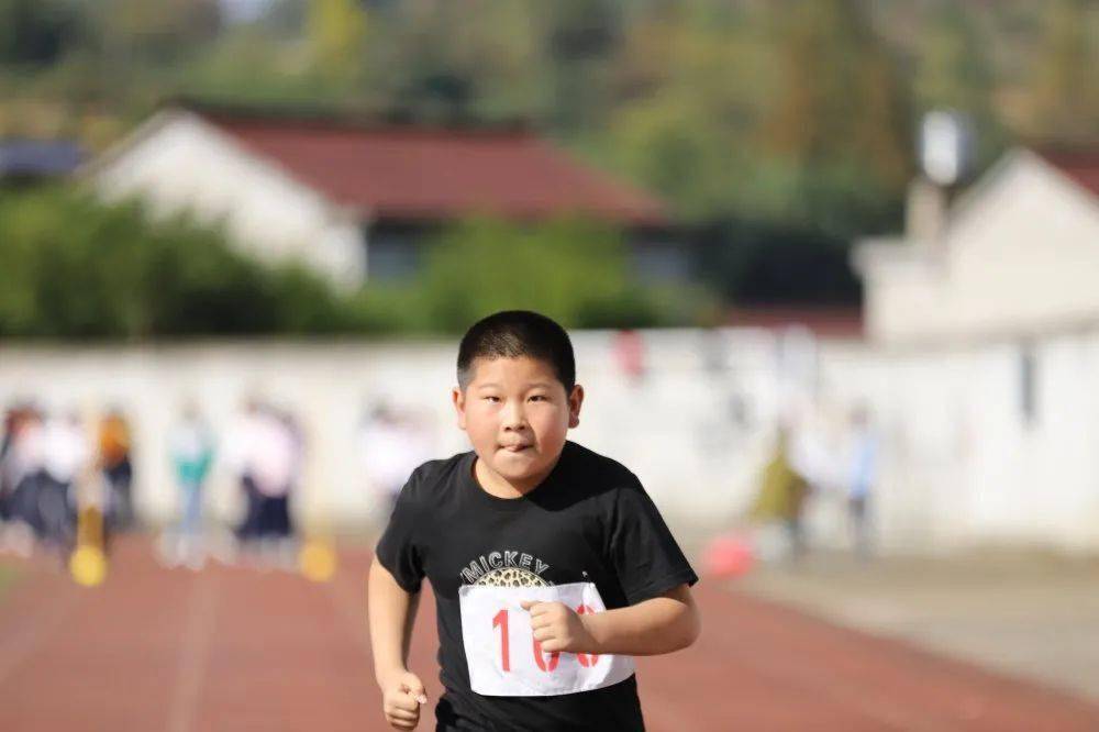 秋日激情飞扬运动伴我成长儒岙镇中心小学举行2020年秋季田径运动会