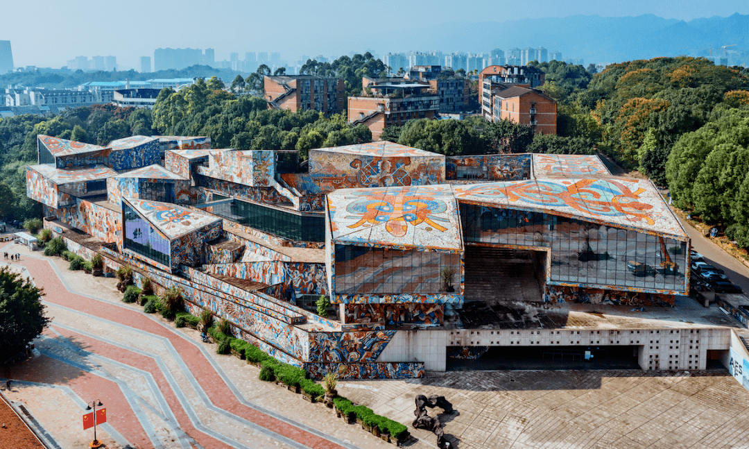 怡然自得满眼青翠不远处的重庆大学集聚了全球重要的科技公司和创新