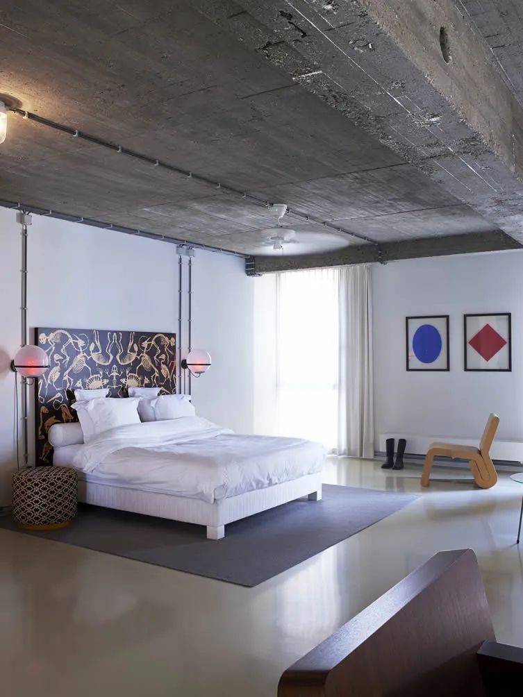 这个朴实的毛坯房中,陈设著近现代许多前卫的家具设计师以及艺术家的