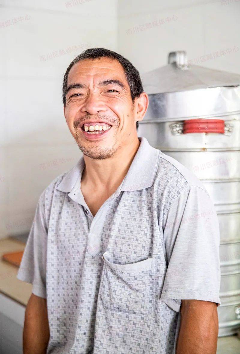 李大志自己做包子自己卖,我靠自己劳动也可以赚钱.