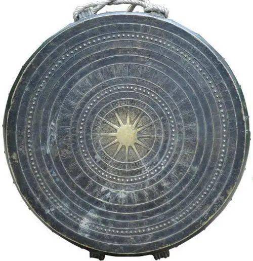 铜鼓是布依族文化中不可获缺的一部分,布依人称铜鼓为安您(音译).