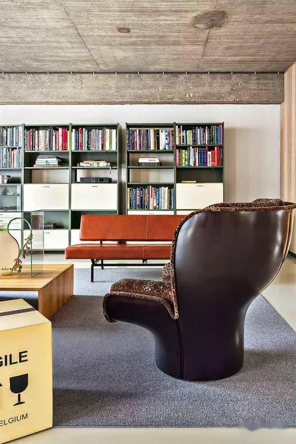 这个朴实的毛坯房中,陈设著近现代许多前卫的家具设计师以及艺术家的