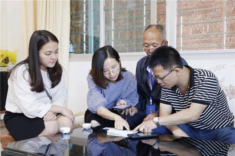 开始点名洛江人口普查员登门拜访啦请大家积极配合