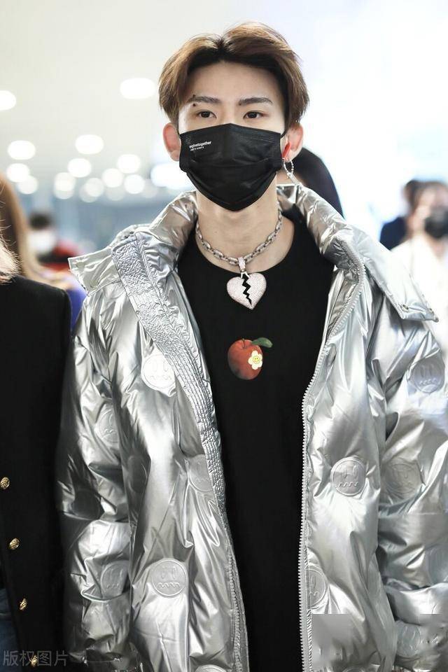 小鬼王琳凯穿银色亮面羽绒服时髦帅气脖子上的项链也太夸张了