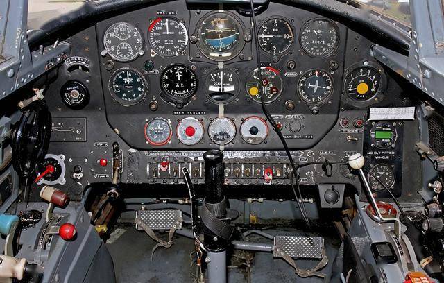 图片:老式初教-6仪表座舱.