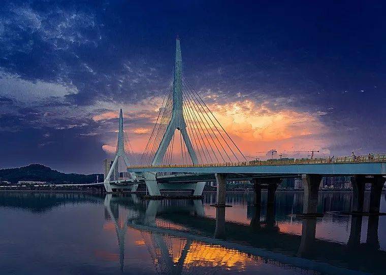 《品江景》摄于涪城区三江码头↑梁严《绵阳市博物馆全景》↑梁严