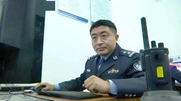 每天早晨,郭威都会准时坐到办公桌前,打开电脑,开始一天的工作,电脑