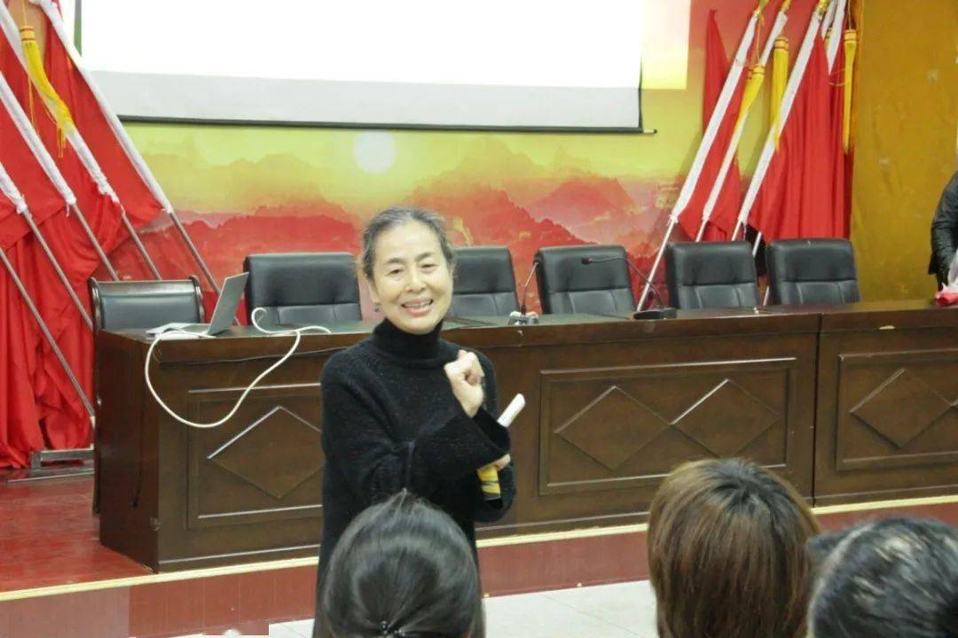 特邀请国家二级心理咨询师马丽华老师给幼师们上心理辅导课.