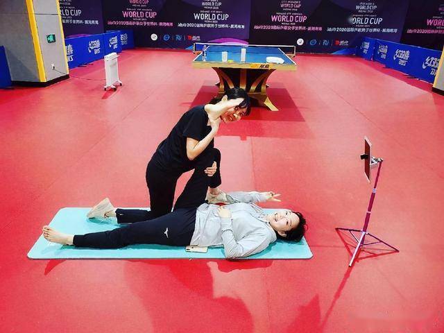 漂亮妹妹陪石川佳纯来中国为姐姐按摩日乒一姐躺在地上笑开花