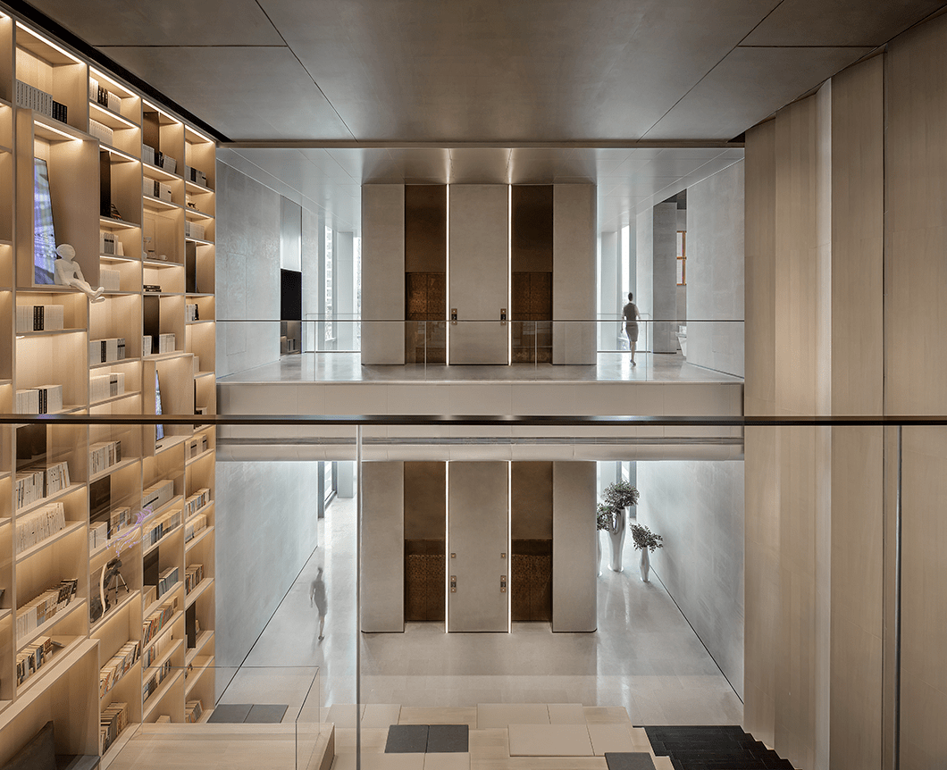 纯粹单一的立面造型,特别在二层空间增设了部分挑台空间,与一层空间互