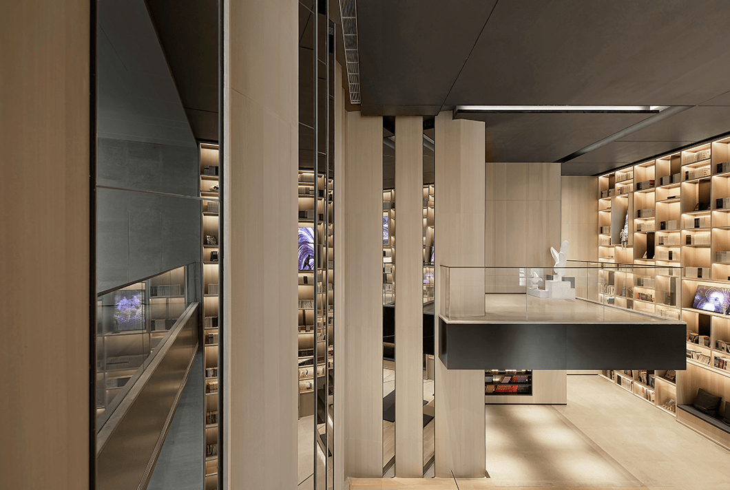 纯粹单一的立面造型,特别在二层空间增设了部分挑台空间,与一层空间互