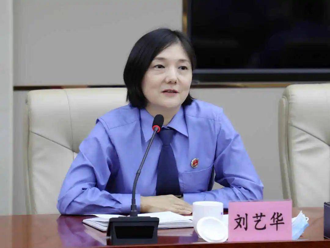 杨宇检察长以及市委组织部常务副部长温小林等同志与全体新选升职级