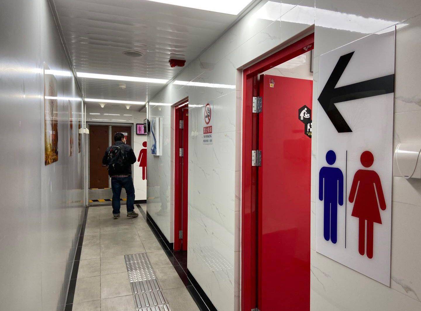 北京地铁首都机场线相继完成车站整体环境改造,员工制服更新和厕所