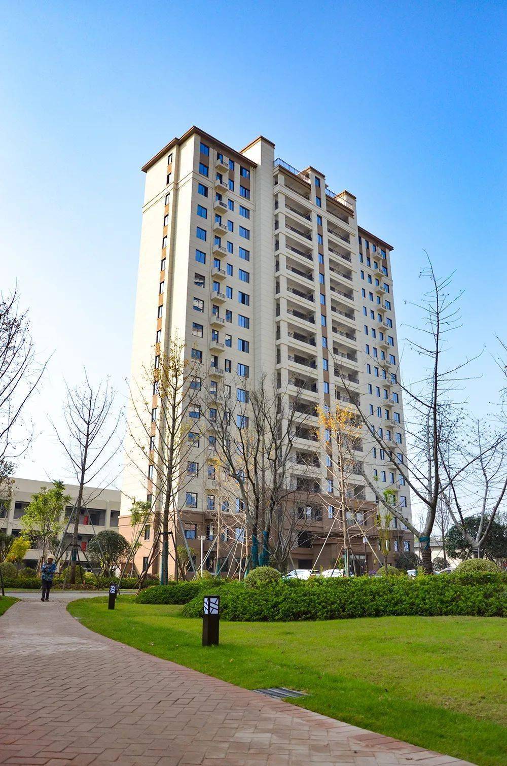 项目小区毗邻庐江四中,城南小学,岗湾小学等,买房后孩子上学问题不用