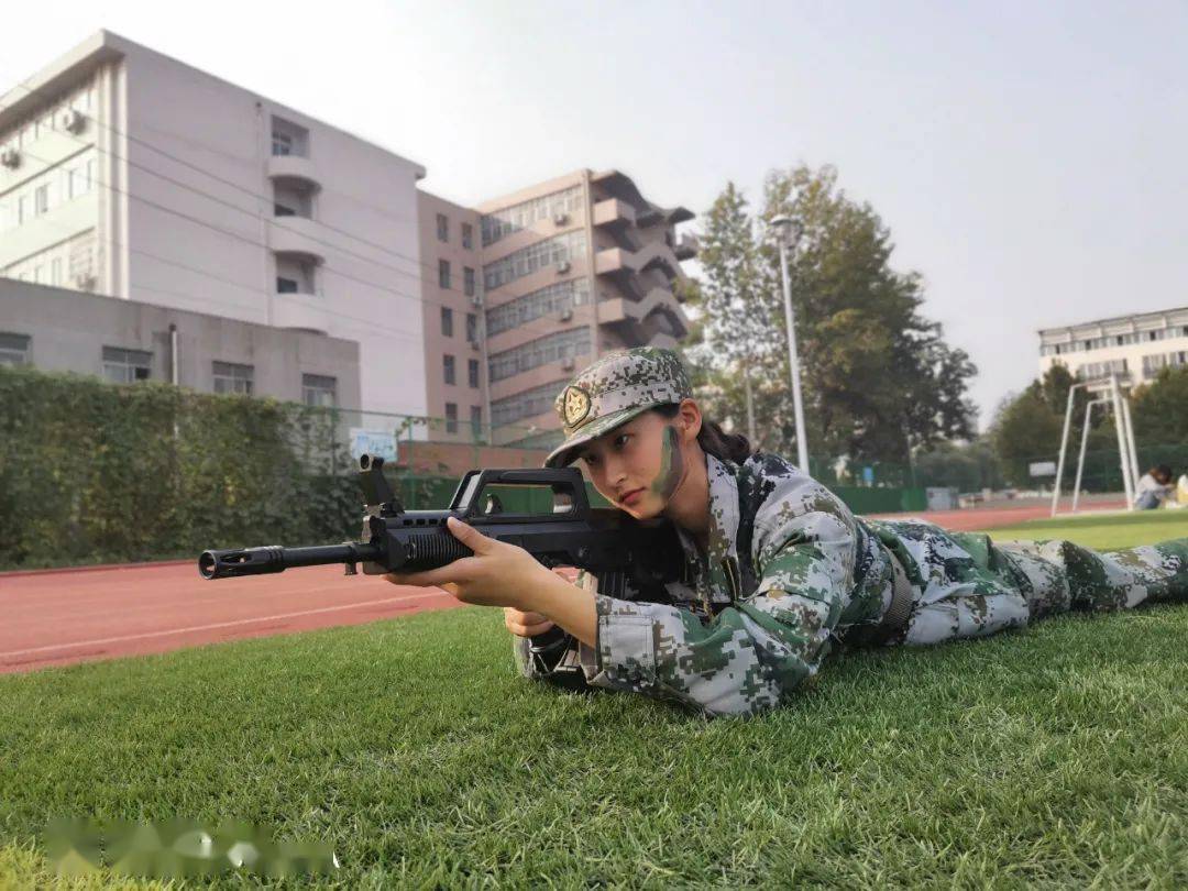 超飒巾帼不让须眉黄科女教官请求出战