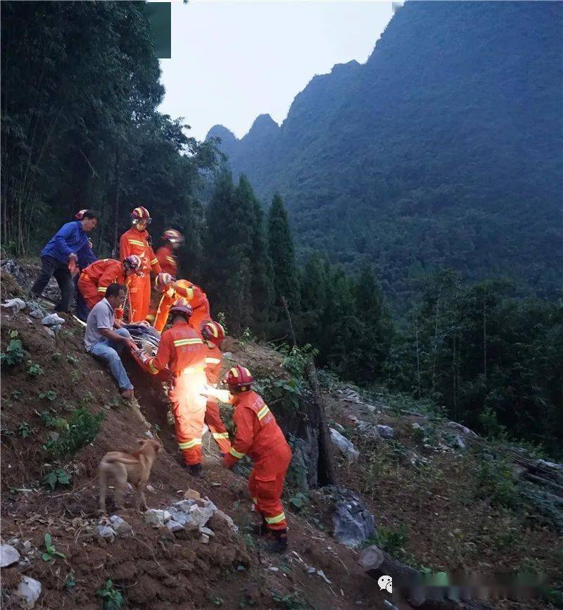 遊玩男子不慎跌落山洞中,消防警民醫護攜手救援_人員