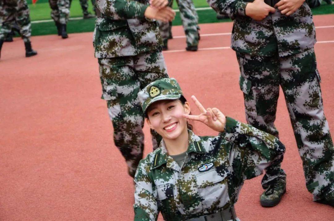 巾帼不让须眉!黄科女教官请求出战!_军训