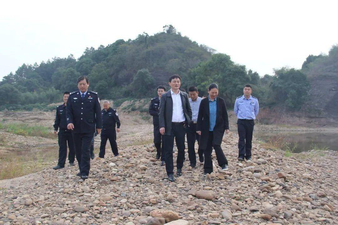 10月30日,县人民政府副县长,公安局长罗有略带领县公安局,县砂管办等