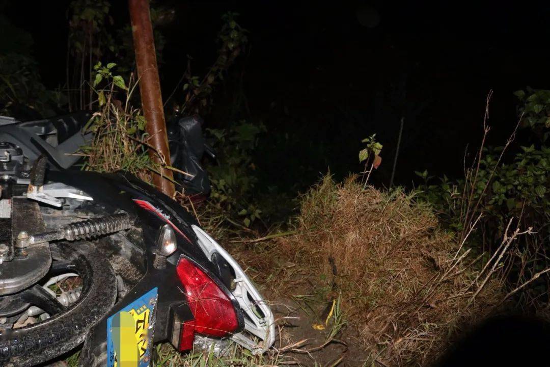 其一:蒋某某的摩托车处于熄火状态,夜晚开车,大灯应是开启的,但这辆车