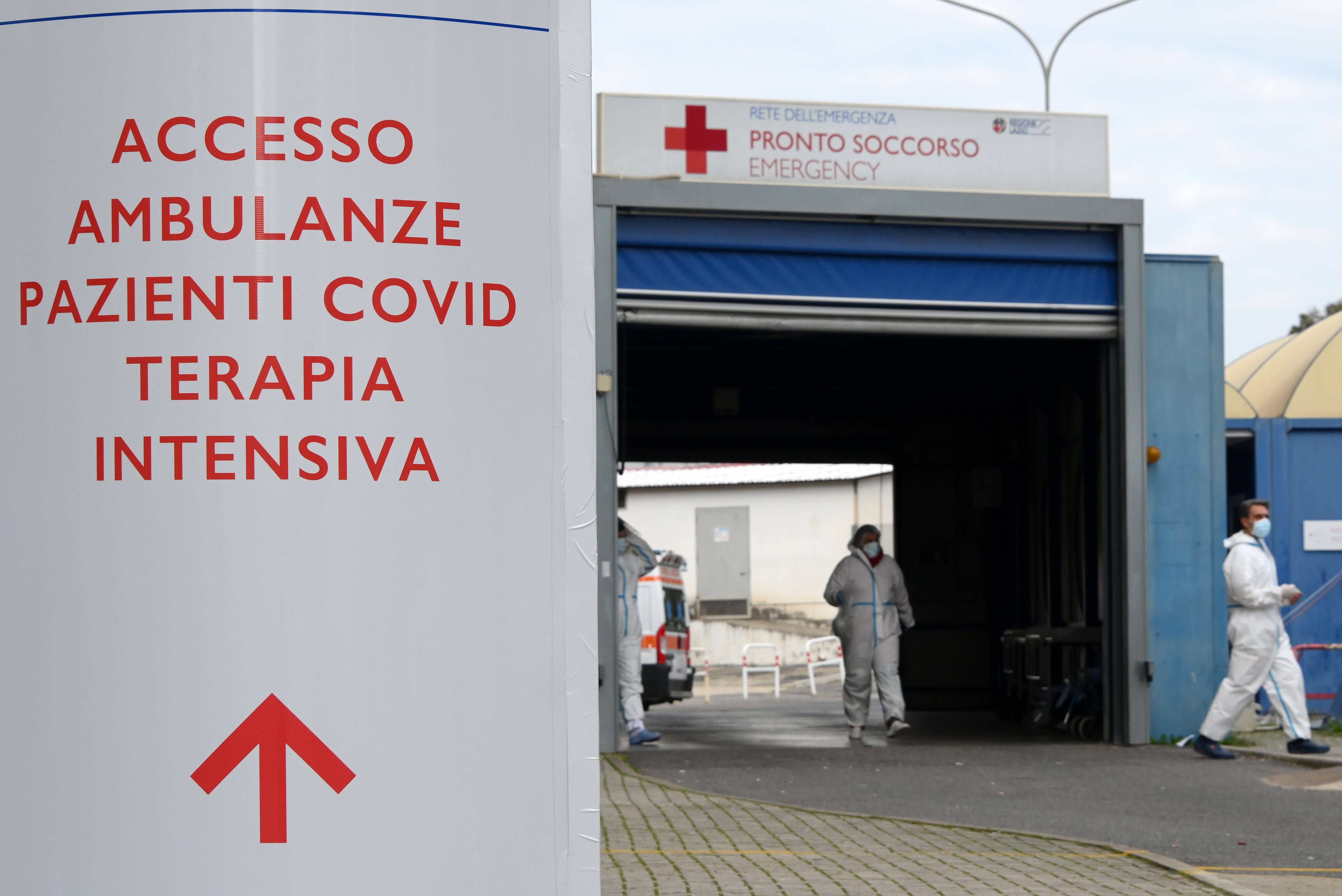 11月2日,在意大利罗马的一家医院,医护人员走出新冠重症患者急救车