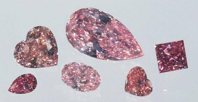 粉色钻石下面小南再带大家来了解一下其他彩色钻石的色彩成因:事实上