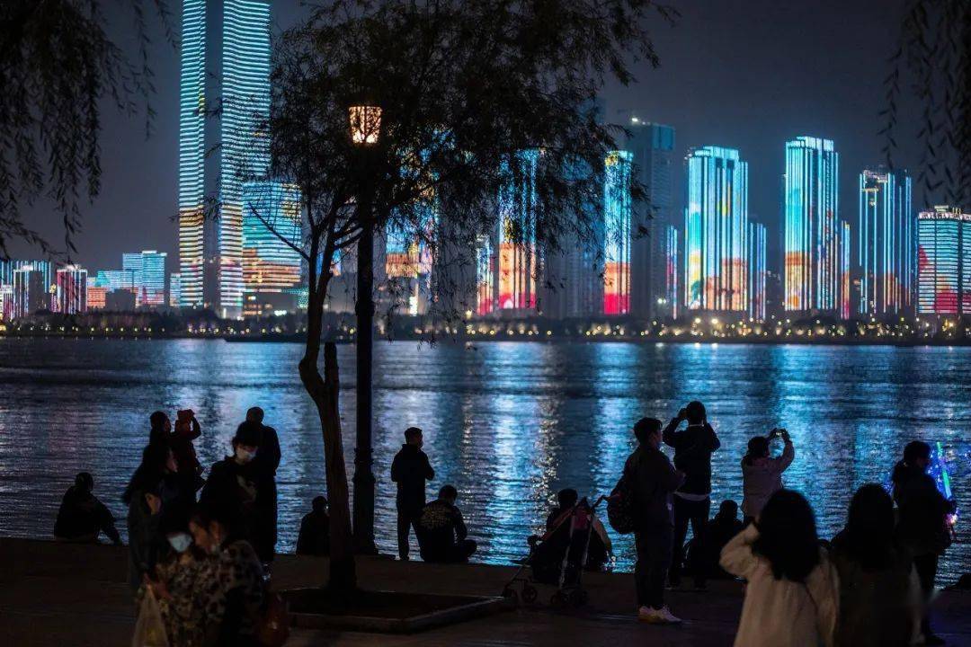 便是冬天也吹进 人们的梦中轻轻吹过 城市的灯火温柔的晚风