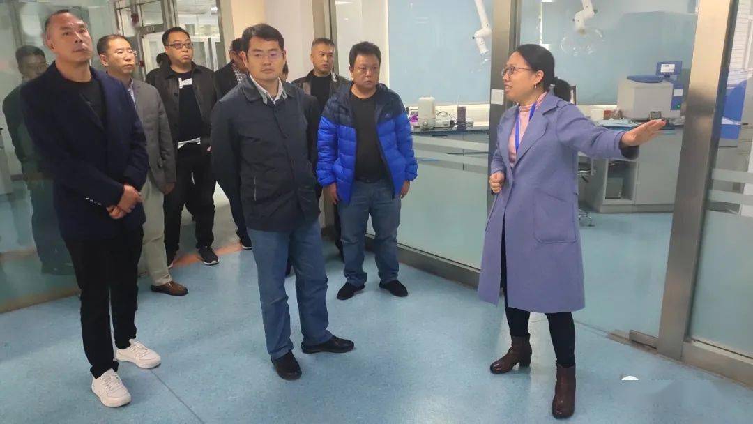 县委副书记,县长和涛(前排左二)率队到四川特驱投资集团实地考察30日