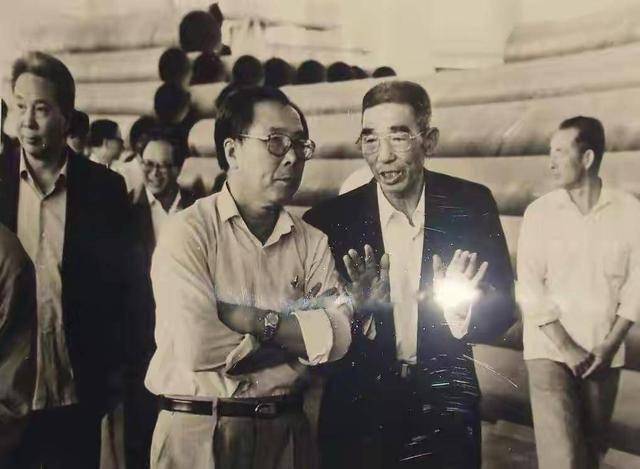 1990年他带领村民人均收入2万元,却两年后入狱最终自杀_禹作敏