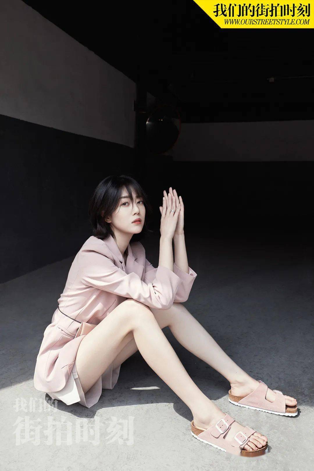 毕竟她是圈内有名的"腿精"了,又直又细的一双大长腿穿什么会不好看呢?