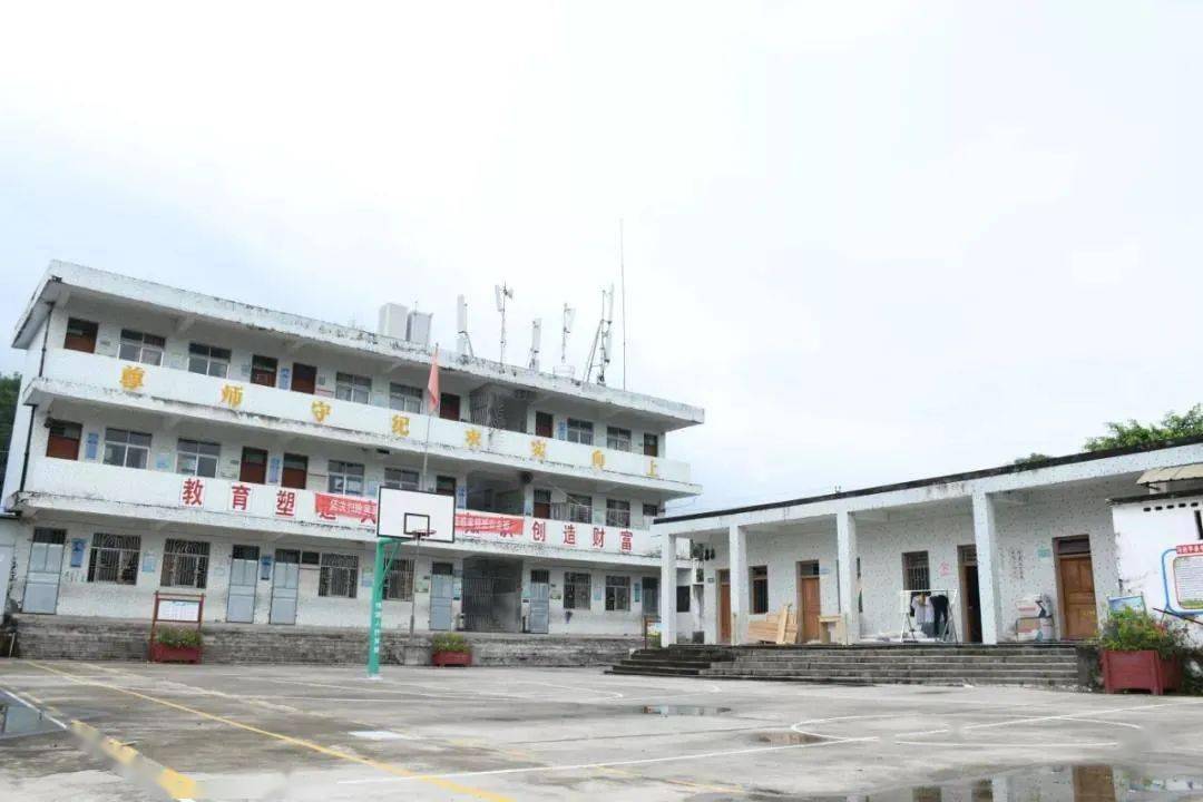 以你的学历明明可以去大城市找份好工作