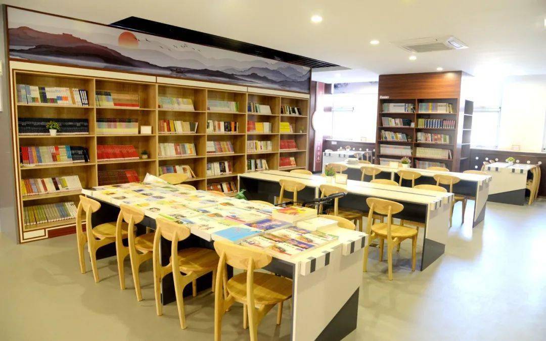 新乡市一中图书馆观览