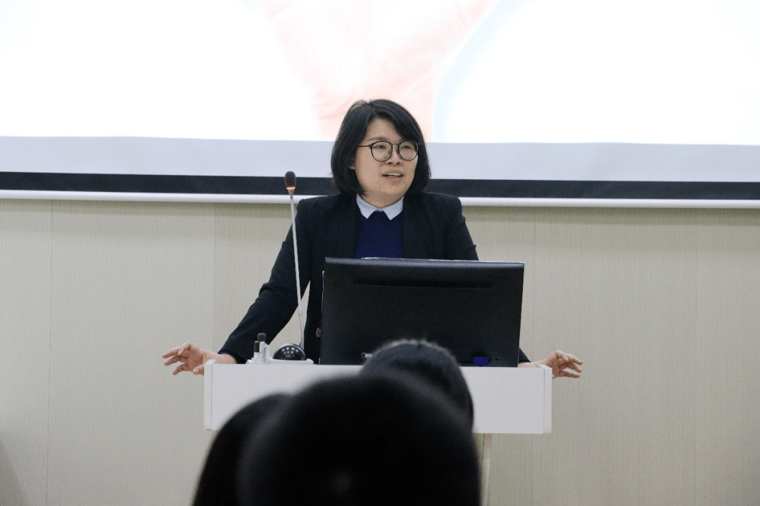 宣讲一开始,陈莹莹老师向大家介绍了"猎头"这个词的具体含义以及这个