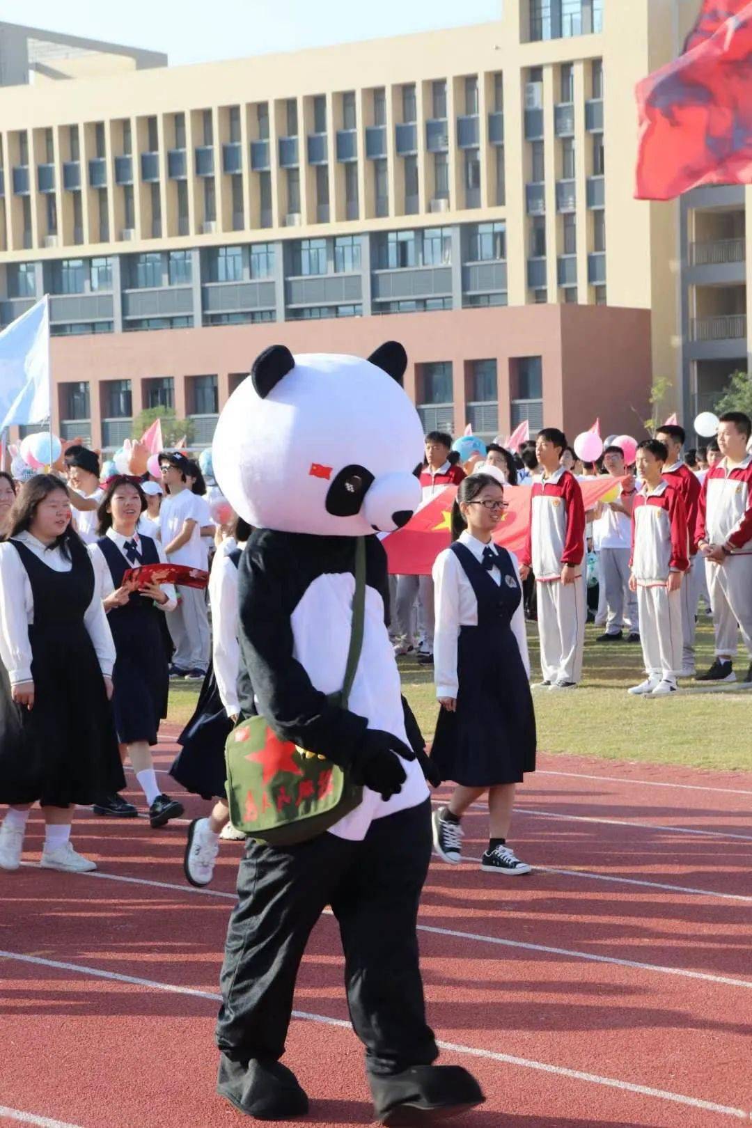 今天丰顺实验中学火了一群学生穿着奇装异服刷爆朋友圈
