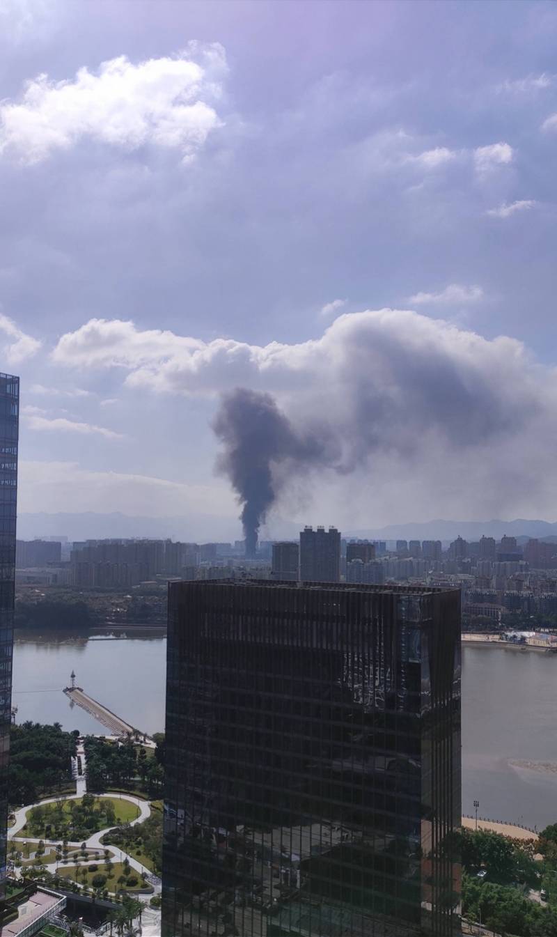 福州仓山厂房仓库起火冒浓烟,扑救3小时火势控制,暂无伤亡