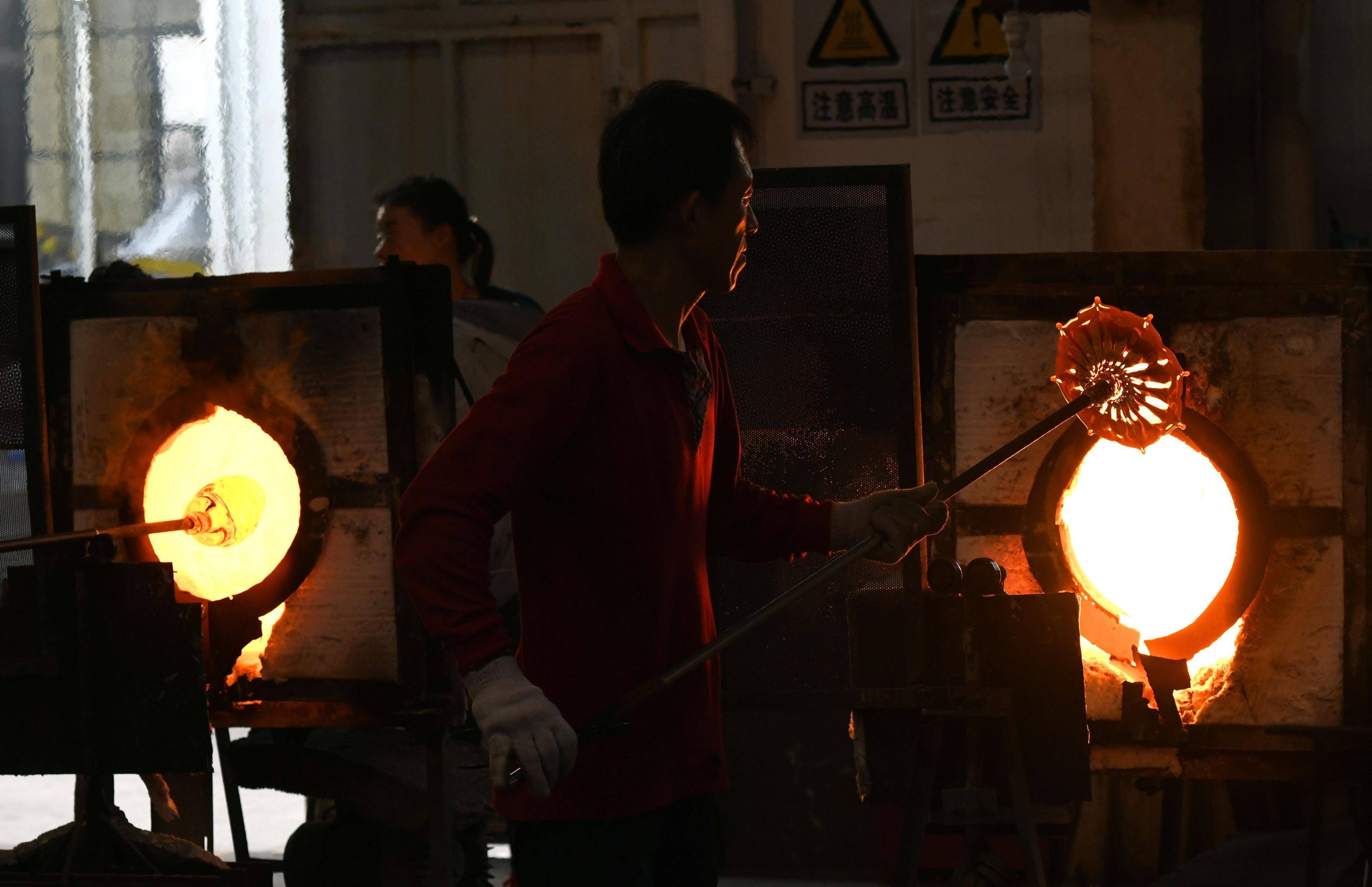 11月4日,匠人在颜神古镇的西冶工坊烧制琉璃