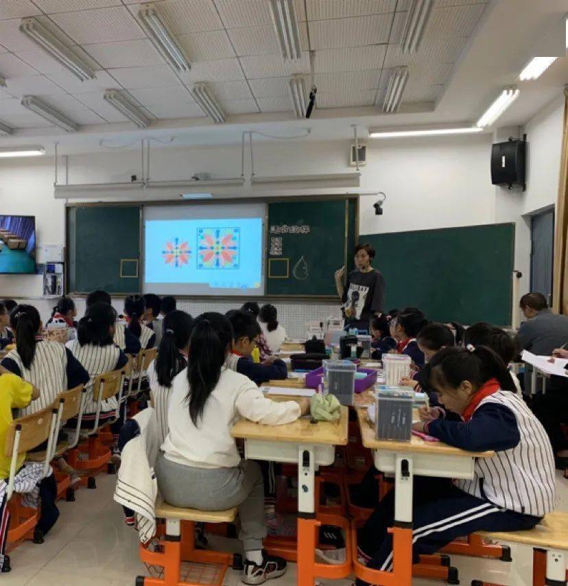 小学美术三地联合网络教研课在东江校区微格教室如期举行.
