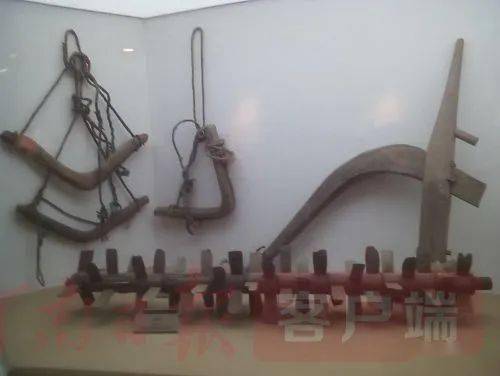 "乖,这个是风箱,那个是套牛的车轭,墙上是下雨天穿的蓑衣,还有独轮车