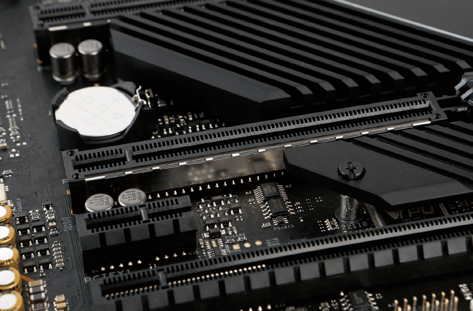 的银色元素,并在主板芯片组的"败家之眼"logo与主板i/o部分的"rog"英