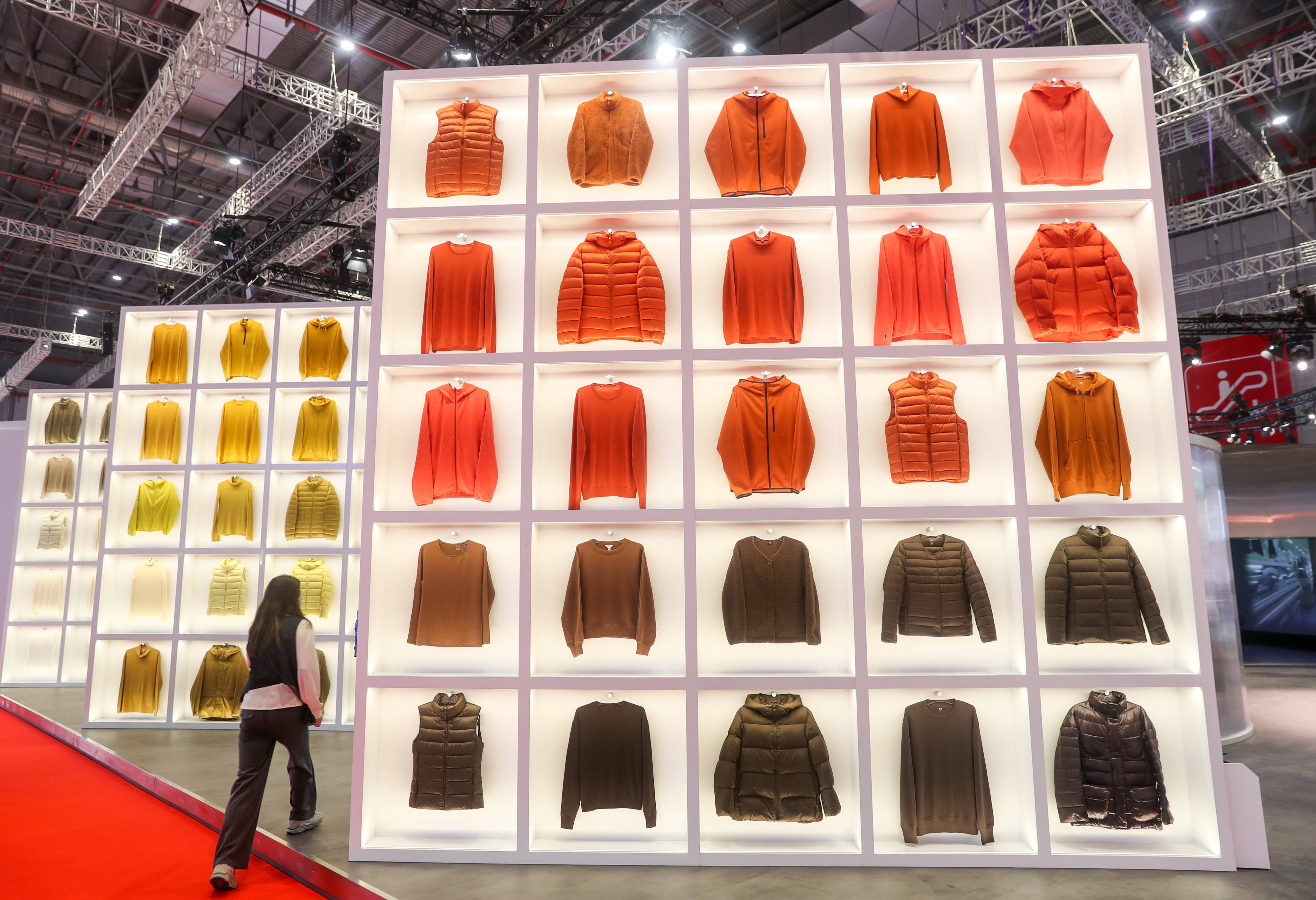 "人们对美好生活的向往"11月5日拍摄的进博会消费品展区的优衣库展台