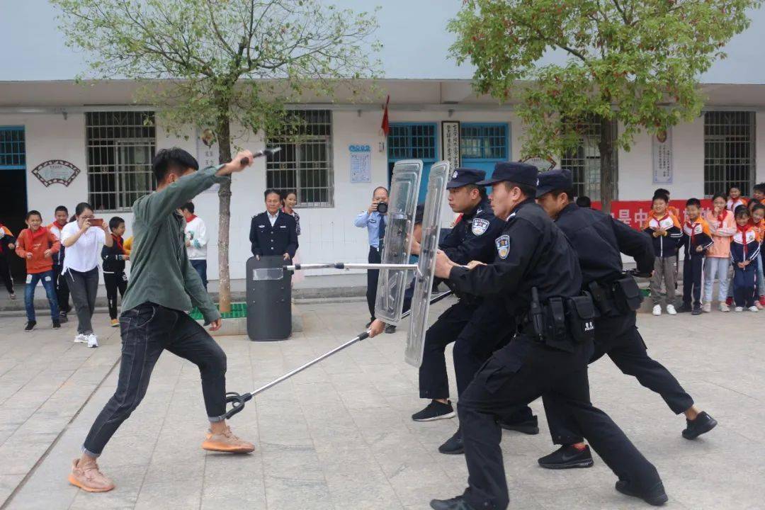 校警相随校园内外安全感max期待您的满意