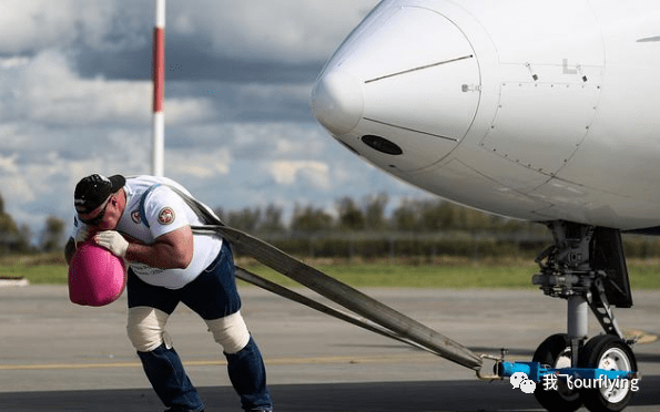 战斗民族大力士刷新纪录,拖动36吨飞机