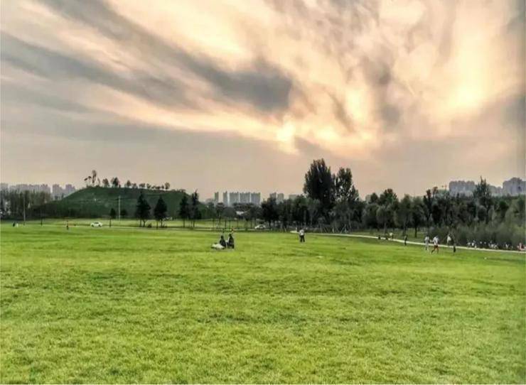 同时,周边有雁翔广场,正荣彩虹谷还有各大百货,餐厅,不用奔波太远