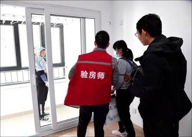 验房师陪同业主验房
